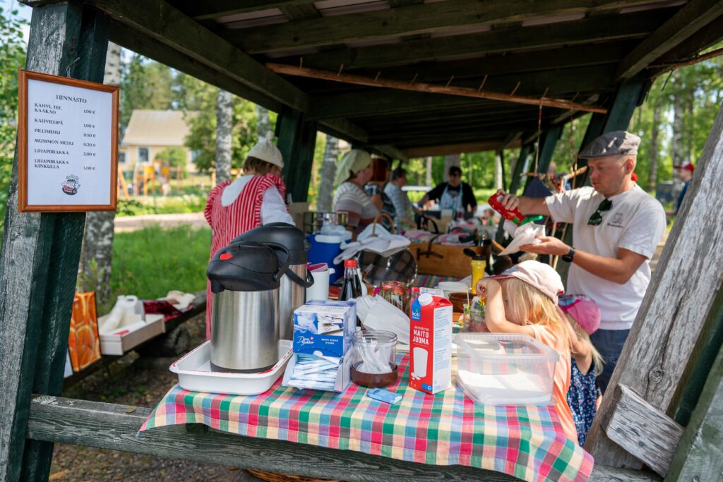 myyntipöytä kesätorilla