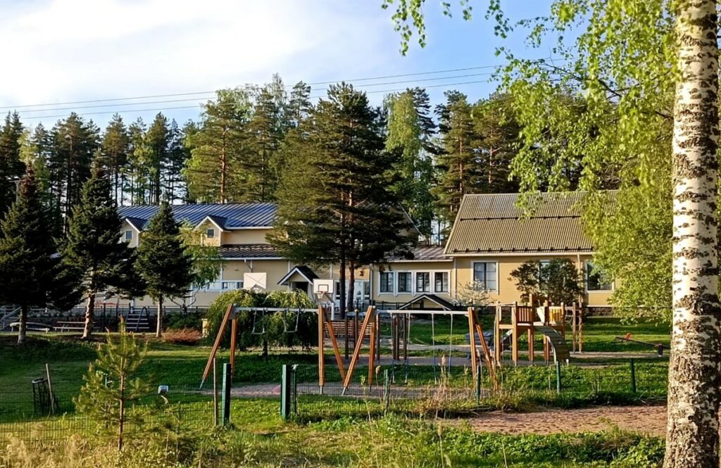 Kuva, joka esittää nykyistä Vehkataipaleen koulua.